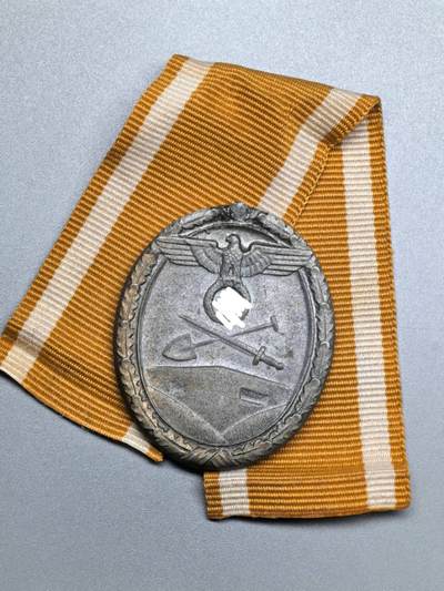 小驴勋章奖章收藏4月18日周六晚六点拍卖（珍爱和平，收藏战争，铭记历史，勿忘国耻，忠党爱国。有偿代拍，送拍规则在简介最后，参拍须阅读规则后再参拍，关系到运费包装发货时效真假辨别等关键信息，拍卖时不再发原图，看大图店主微信码在拍卖店铺介绍里或者找我要） 西线防御奖章残章，因融焊痕迹过大影响断代，请自行断代，绶带为现代工艺品
