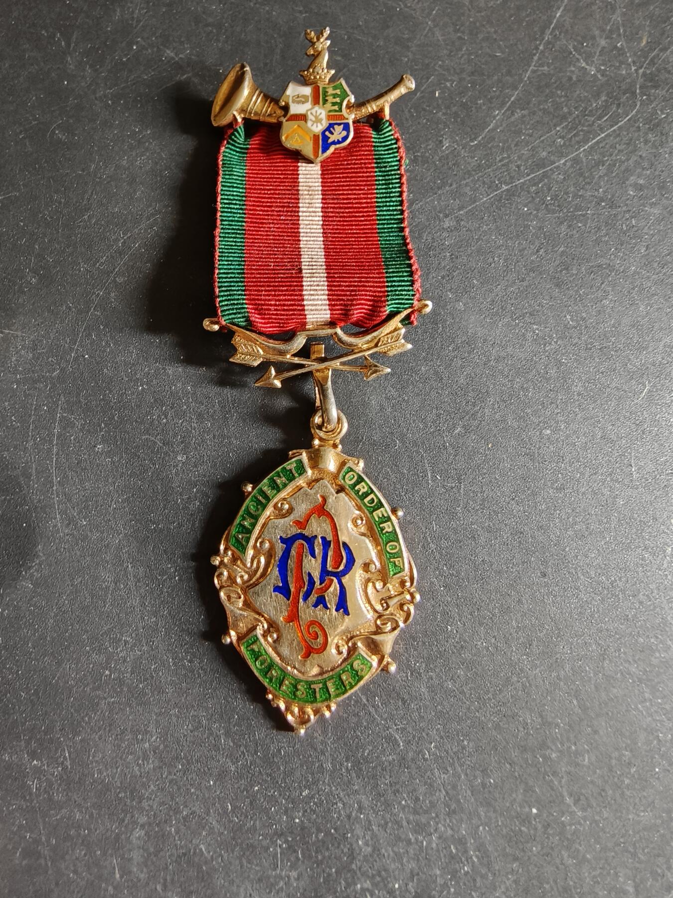 老王徽章第192期 英国古老森林人兄弟会奖章     925银镀金珐琅       16.5g