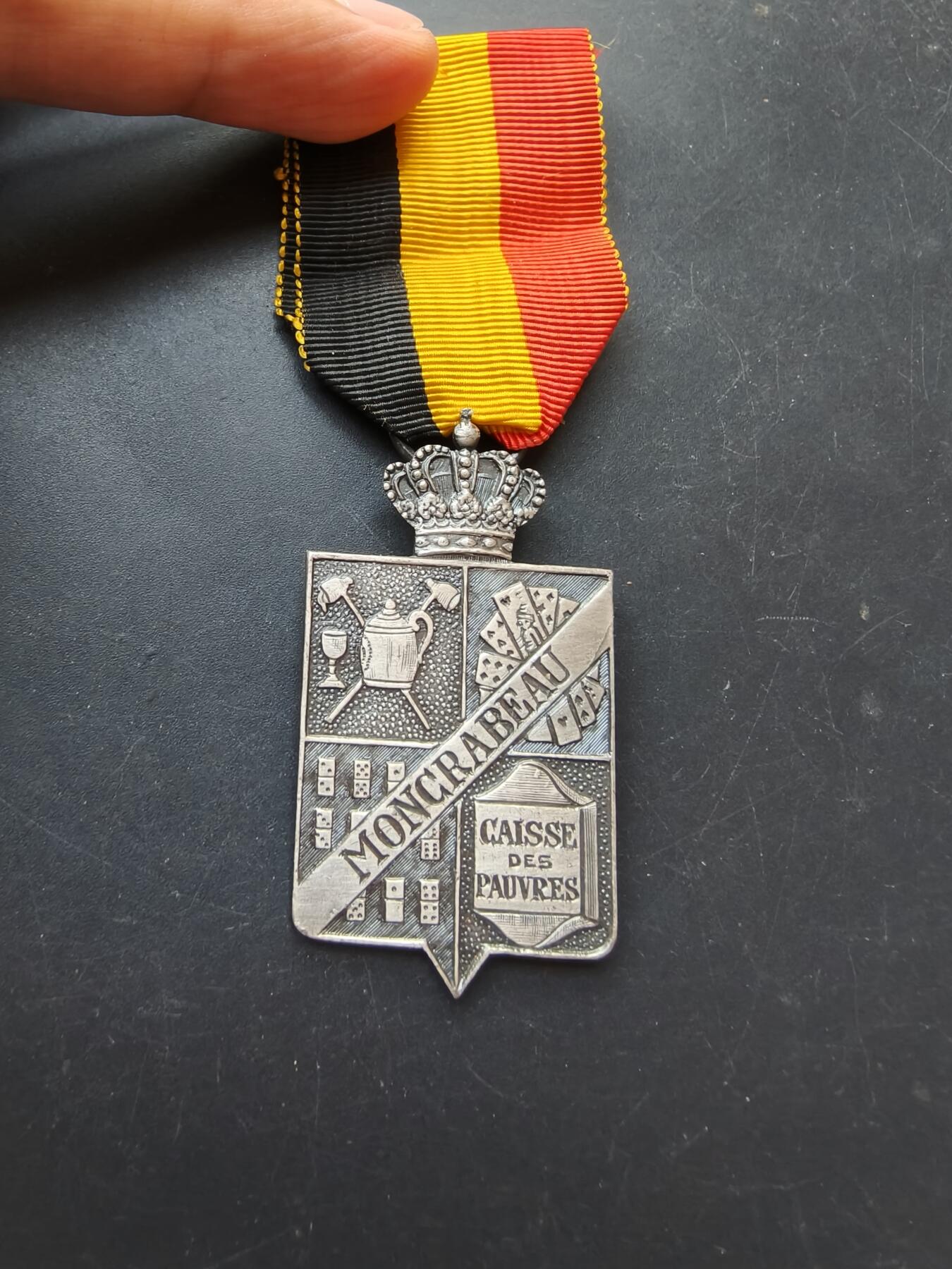 老王徽章第192期 比利时埃诺省市政“穷人基金”荣誉十字纪念章