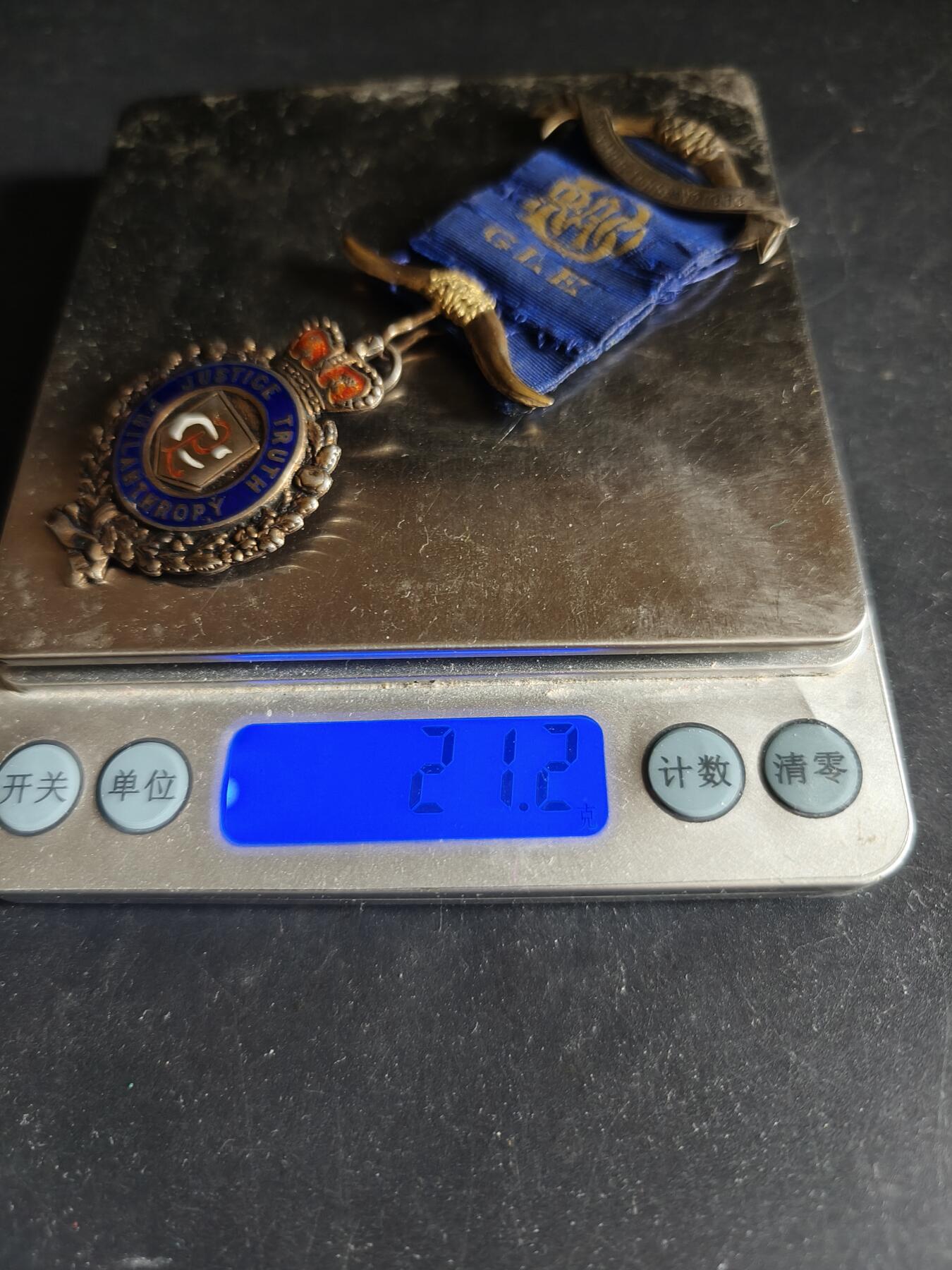 老王徽章第192期 英国皇家野牛兄弟会奖章     925银镀金珐琅     早期手刻铭文      21.2g