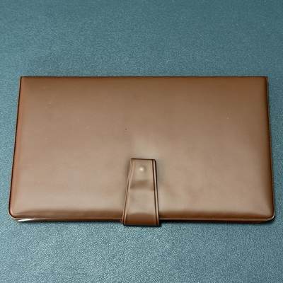 ＜星葵🌻钱币社＞第73期·东奔西走的硬币·4月20日发货 - （皮册·带3张邮票首日封·1张发票·少见包装）圣赫勒拿·阿森松岛·特里斯坦达库尼亚1978年女王登基25周年皮册1克朗纪念套币