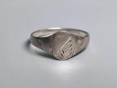 小驴勋章奖章收藏4月18日周六晚六点拍卖（珍爱和平，收藏战争，铭记历史，勿忘国耻，忠党爱国。有偿代拍，送拍规则在简介最后，参拍须阅读规则后再参拍，关系到运费包装发货时效真假辨别等关键信息，拍卖时不再发原图，看大图店主微信码在拍卖店铺介绍里或者找我要） 英国20世纪925银徽章戒指港码15号