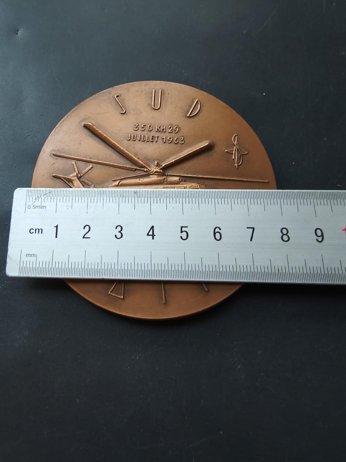 老王徽章第192期 法国南方航空云雀/超黄蜂直升机大铜章      直径80mm     重量243g