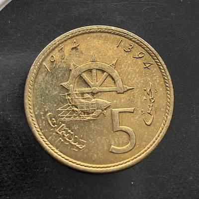 外国优质老铜币纪念币银币专场，周六晚上九点倒数截拍，满百包邮，周日发货,可寄存半年，喜欢朋友微信扫描二维码可直接参拍 - 摩洛哥渔船与渔获 5分，正面为渔船与渔获，体现摩洛哥渔业经济，背面是摩洛哥皇家盾徽，是摩洛哥迪拉姆体系的小额辅币。