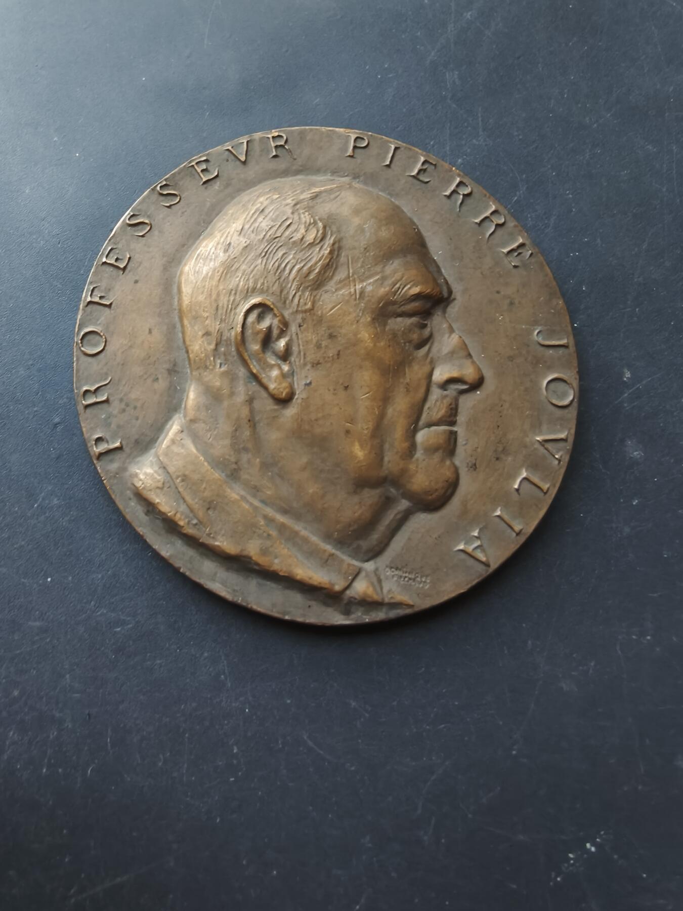 老王徽章第192期 法国波尔多大学医学院著名教授皮埃尔·乔维亚大铜章       高浮雕       直径60mm     重量110.9g