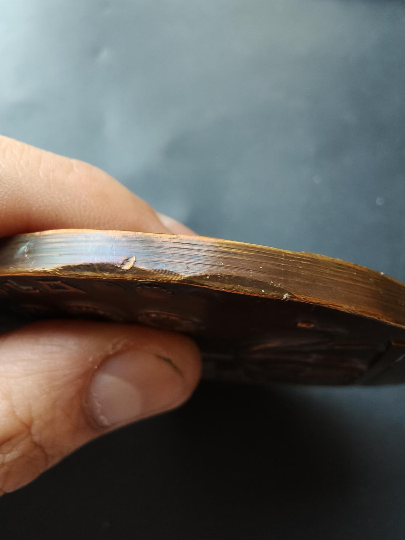 老王徽章第192期 葡萄牙安哥拉银行25周年大铜章      发行于1951年葡萄牙殖民时期      直径85mm      重量329.3g