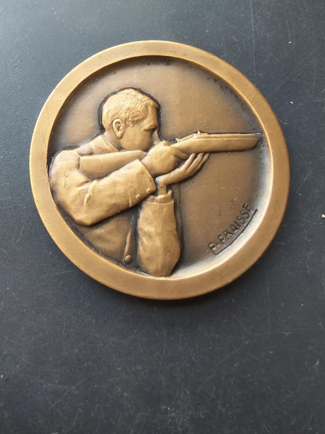 老王徽章第192期 法国射击协会射击竞赛大铜章     大师弗莱斯版     原盒      直径50mm      重量59.2g