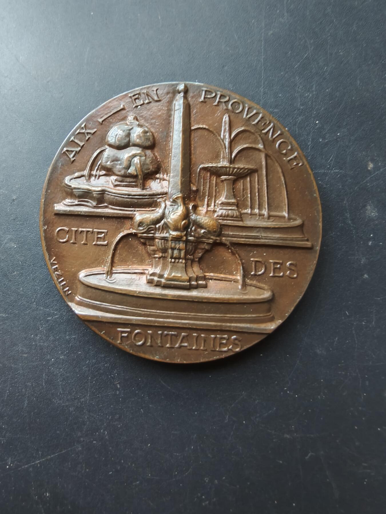 老王徽章第192期 法国普罗旺斯艾克斯城大铜章      原盒     正面为“善良王”勒内一世      普罗旺斯艾克斯为勒内一世的出生地和统治中心      直径50mm    重量91.1g     高浮雕