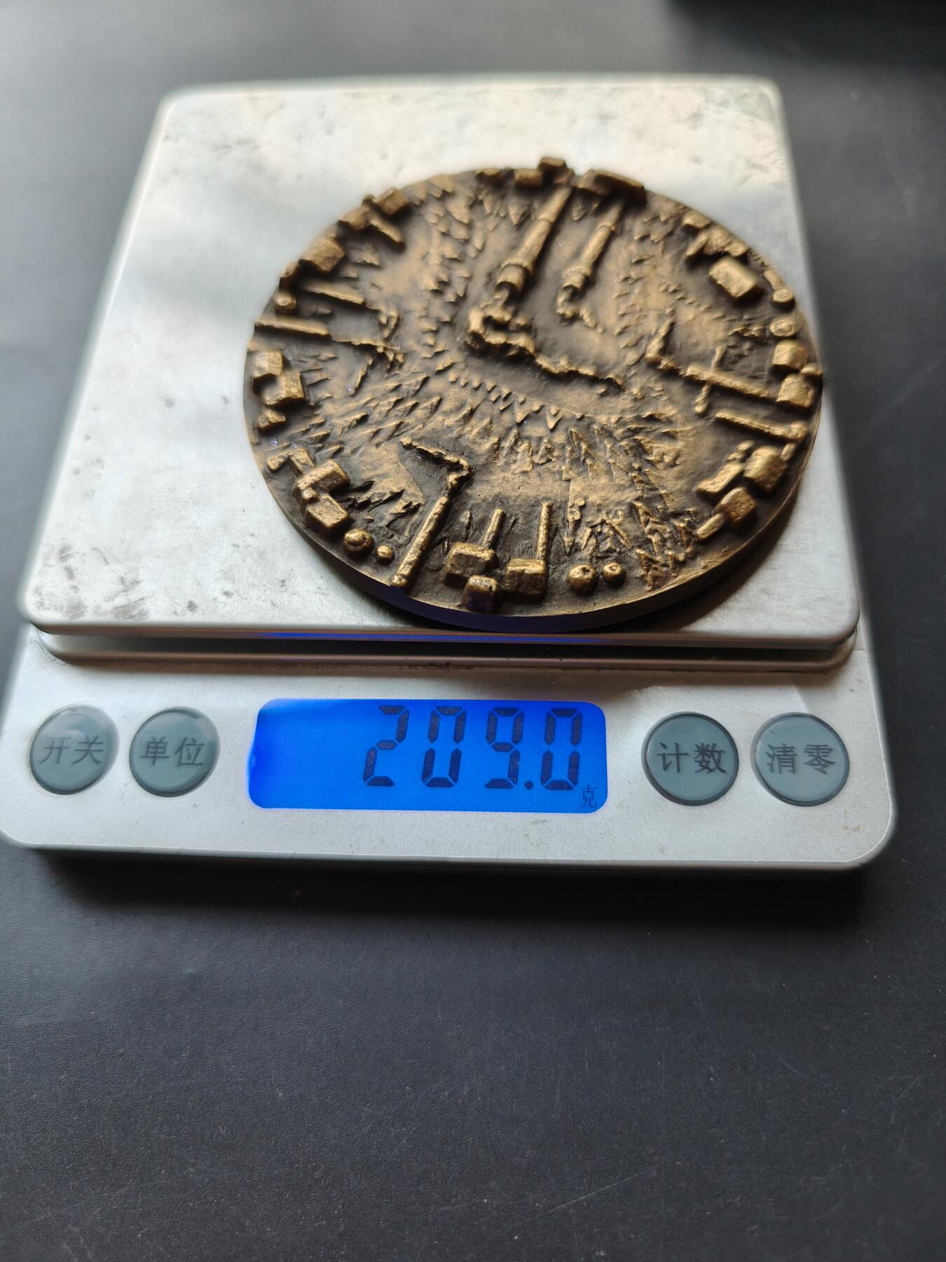 老王徽章第192期 芬兰知名电力公司Finncell成立50周年大铜章      高浮雕     原盒    直径70mm     重量209g           Finncell是芬兰历史悠久的电力/能源企业，1918年芬兰独立同年成立，是芬兰国家能源体系的核心企业之一。1968年的50周年纪念章，是芬兰工业现代化的重要见证。 