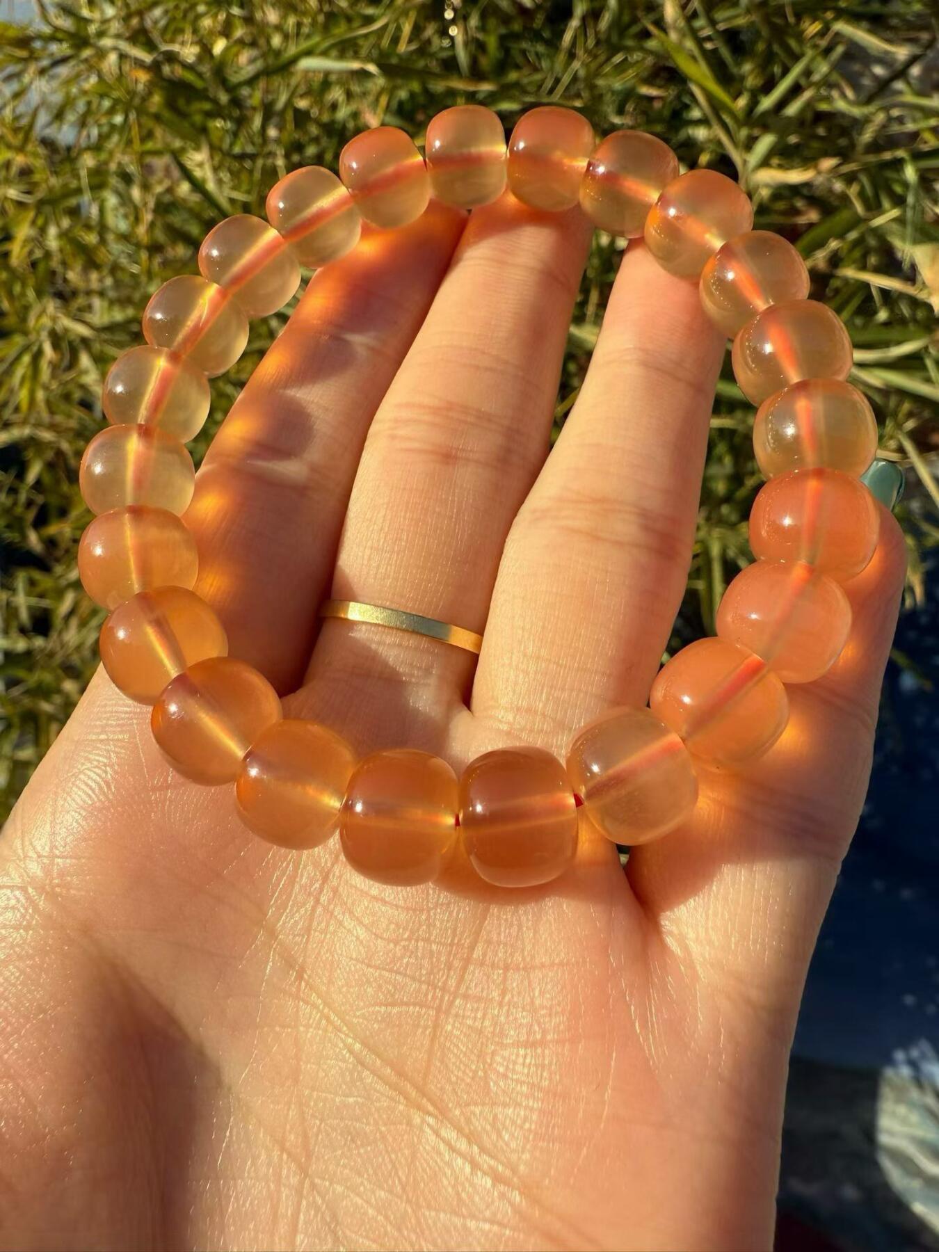 鱼惊石精品 ： 三个多月才等到一件精品手串，一颗鱼惊石只能开出一粒珠子，最有灵性的活玉，青鱼石又称黑鲩(huàn)石、鱼惊石、鱼精石、鱼枕石，为青鱼枕骨下方咽喉部一处，用来辅助压碎螺蛳等硬质食物的角质增生。 其色红嫩，其形如心，干透后坚硬如石，晶莹剔透，如翠似玉， 尺寸10.4x8.9mm 重16.6克