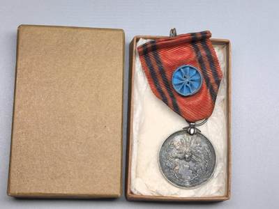 小驴勋章奖章收藏4月18日周六晚六点拍卖（珍爱和平，收藏战争，铭记历史，勿忘国耻，忠党爱国。有偿代拍，送拍规则在简介最后，参拍须阅读规则后再参拍，关系到运费包装发货时效真假辨别等关键信息，拍卖时不再发原图，看大图店主微信码在拍卖店铺介绍里或者找我要） 赤十字社徽章带盒
