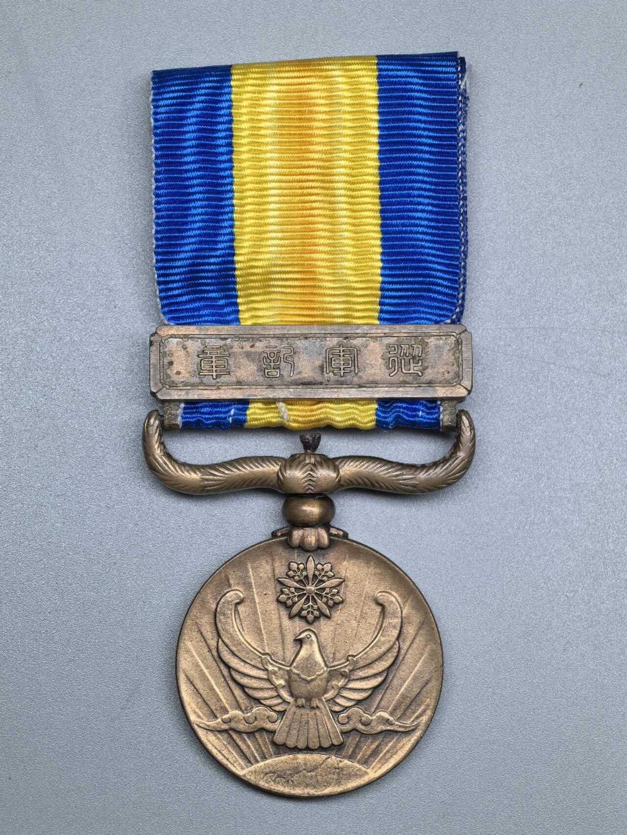 小驴勋章奖章收藏4月18日周六晚六点拍卖（珍爱和平，收藏战争，铭记历史，勿忘国耻，忠党爱国。有偿代拍，送拍规则在简介最后，参拍须阅读规则后再参拍，关系到运费包装发货时效真假辨别等关键信息，拍卖时不再发原图，看大图店主微信码在拍卖店铺介绍里或者找我要）