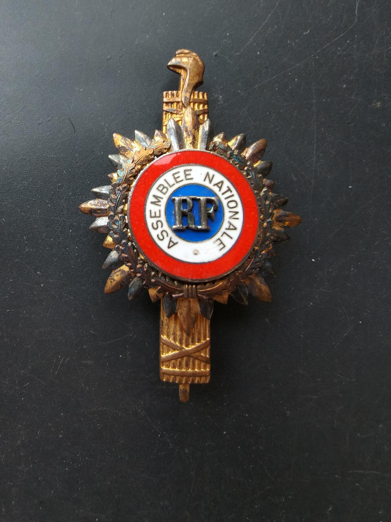 老王徽章第192期 法国国民议会议员证章      螃蟹银标     银镀金珐琅      34.4g