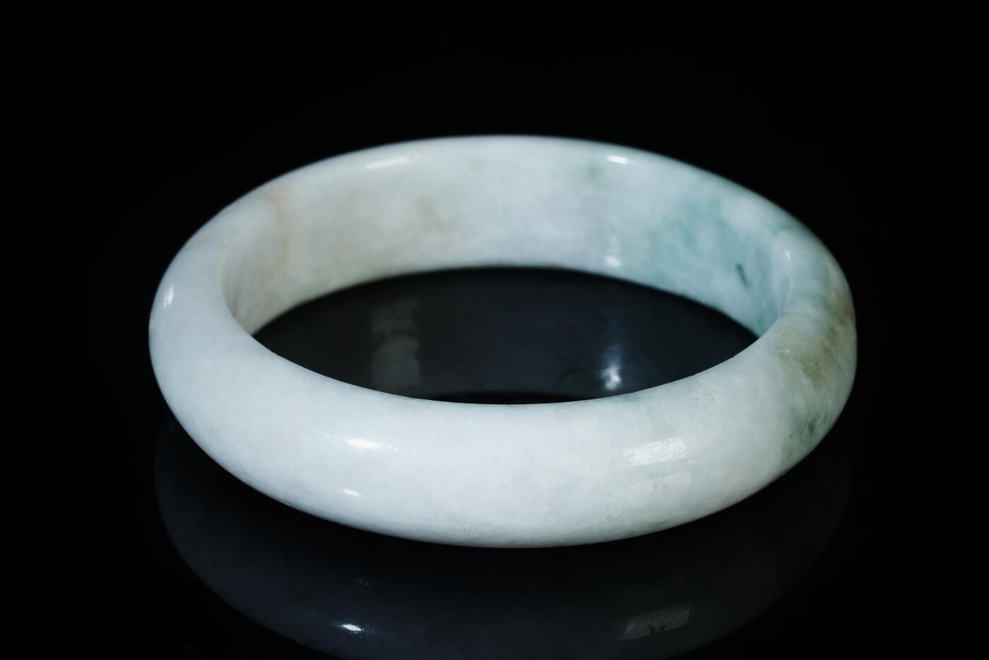 上海都达杂项专场八十一【全场包邮】  天然冰糯种飘绿翡翠（A货）手镯 附鉴定证书