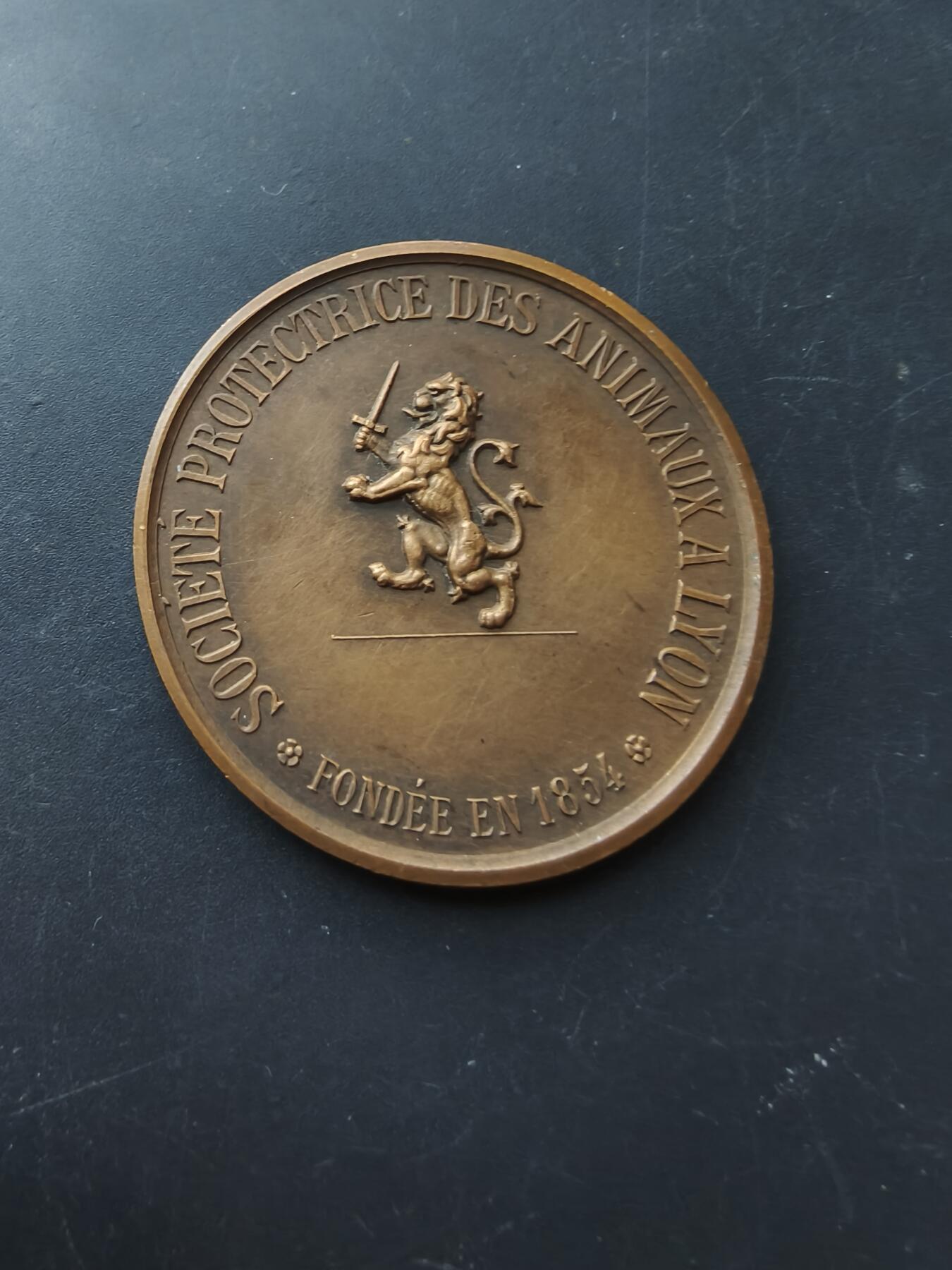 老王徽章第192期 1850年法国里昂动物保护协会授予德尔马斯将军大铜章       直径46mm      .重量44.7g