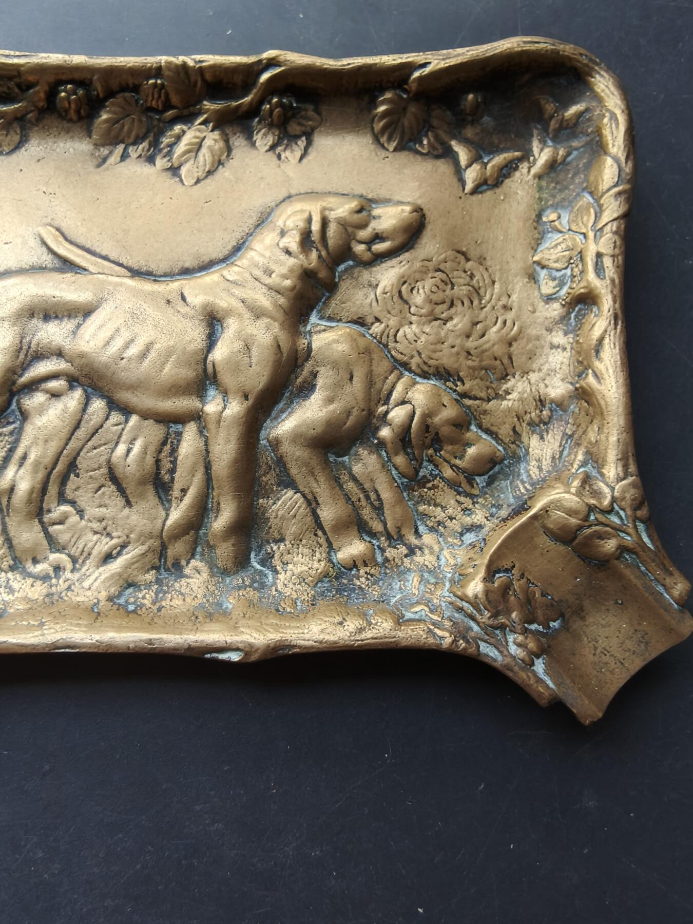 老王徽章第192期 法国猎犬主题大铜托盘/烟灰缸       新艺术风格     尺寸13×8cm     重量261.8g