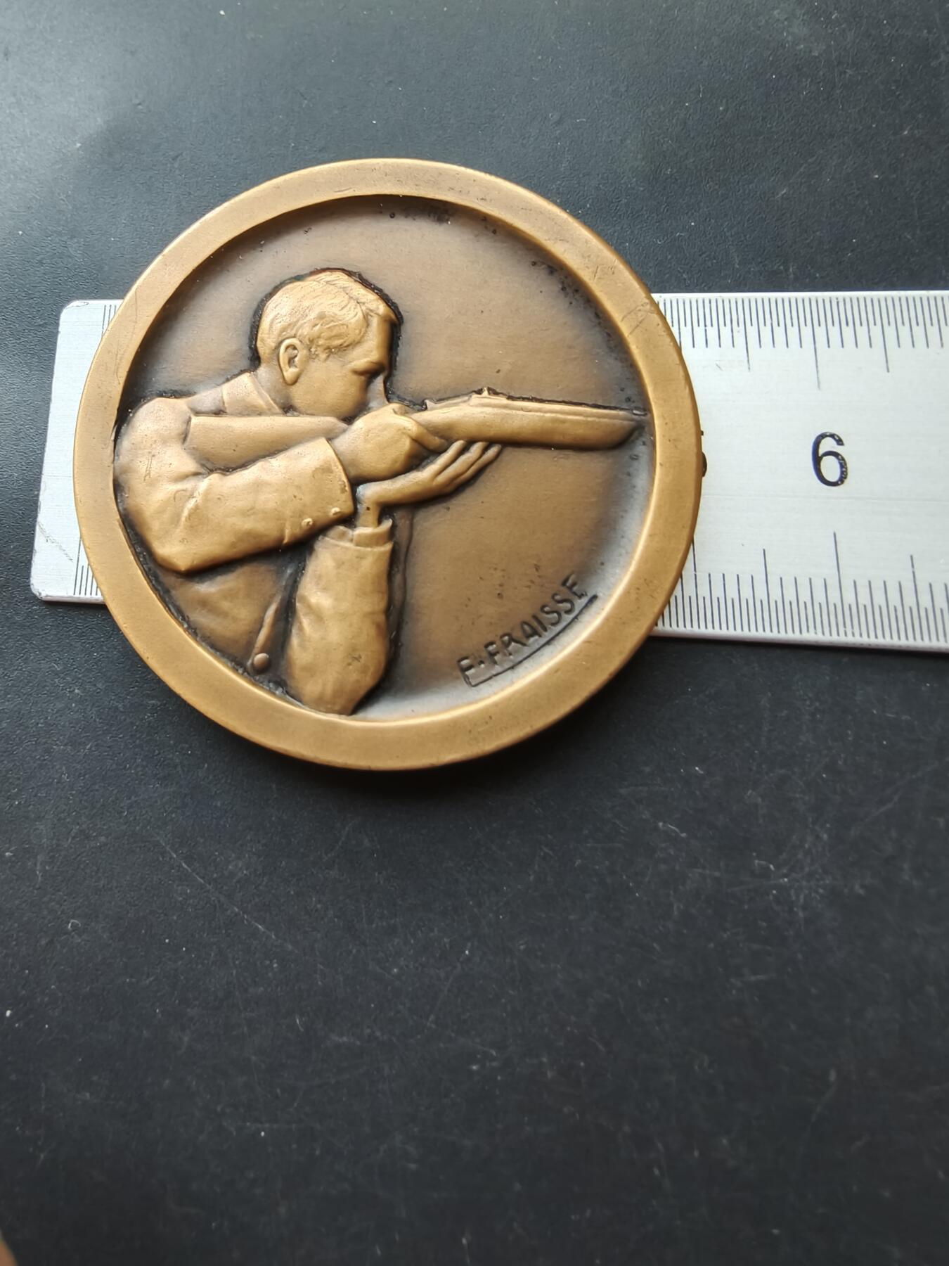 老王徽章第192期 法国射击协会射击竞赛大铜章     大师弗莱斯版     原盒      直径50mm      重量59.2g