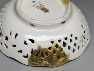 小驴勋章奖章收藏4月18日周六晚六点拍卖（珍爱和平，收藏战争，铭记历史，勿忘国耻，忠党爱国。有偿代拍，送拍规则在简介最后，参拍须阅读规则后再参拍，关系到运费包装发货时效真假辨别等关键信息，拍卖时不再发原图，看大图店主微信码在拍卖店铺介绍里或者找我要） 德国占领区镂空瓷碗 高4厘米，直径12.5厘米。 德国1945年左右苏曼镂空瓷碗，美军占领区款印。战争末期的占领款印稀少，有正常的历史修补痕迹。跟咱锔瓷器差不多