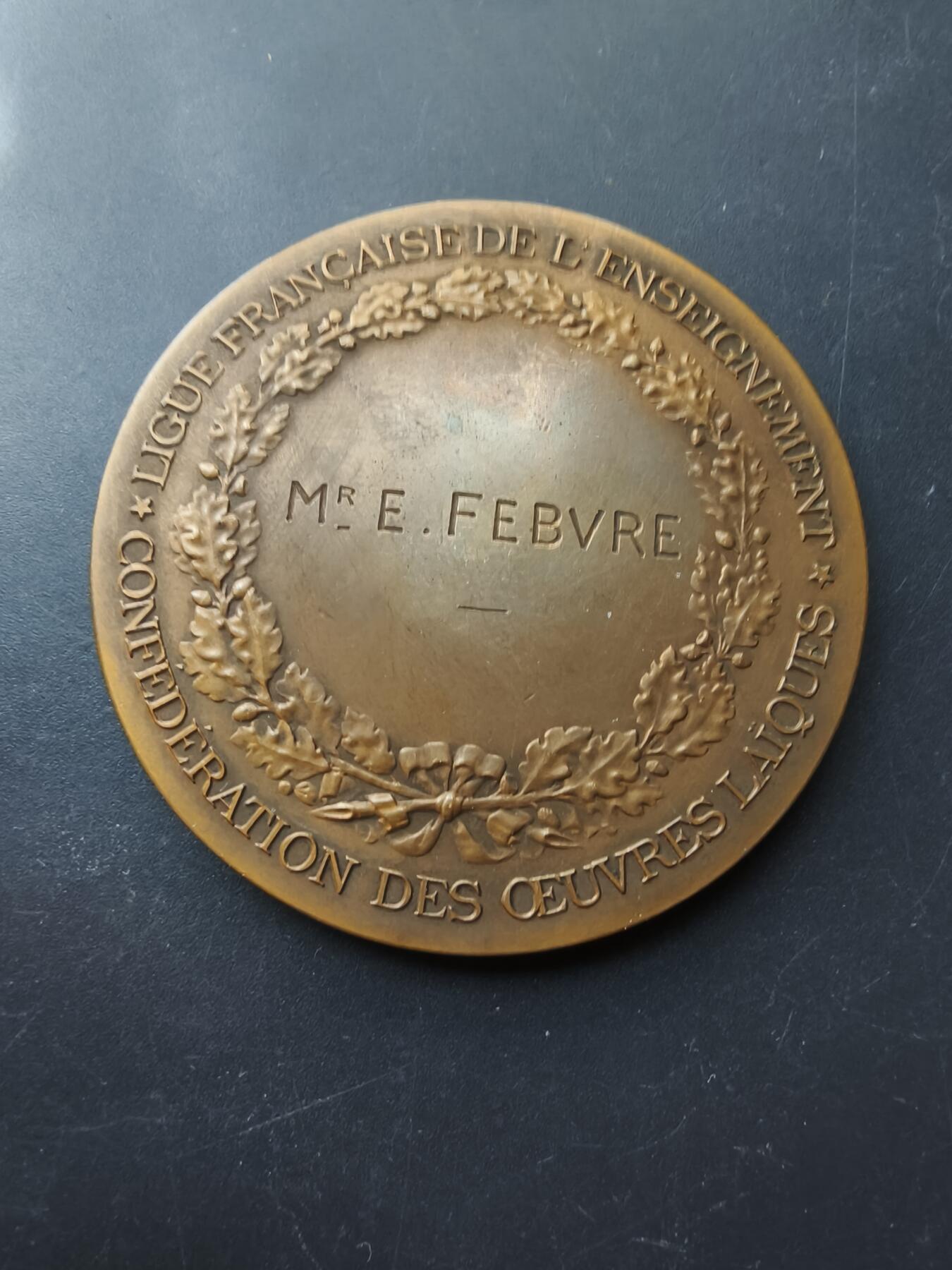 老王徽章第192期 法国世俗教育联盟大铜章     直径57mm    重量78.7g