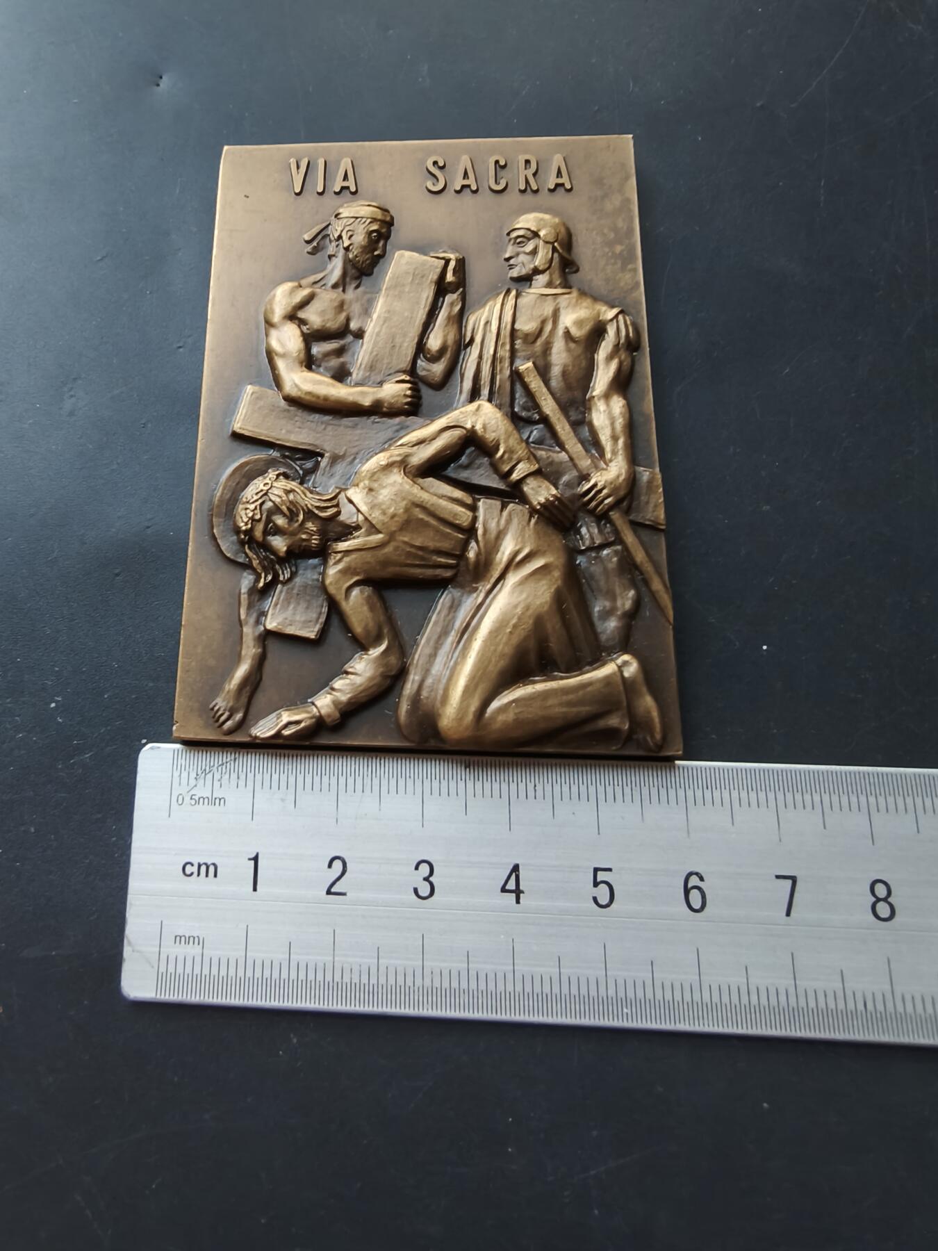 老王徽章第192期 葡萄牙天主教会“苦路”第五站——古利奈人西门协助背起十字架方形大铜章       尺寸60×86mm     重量235.3g       该章编号76共480枚