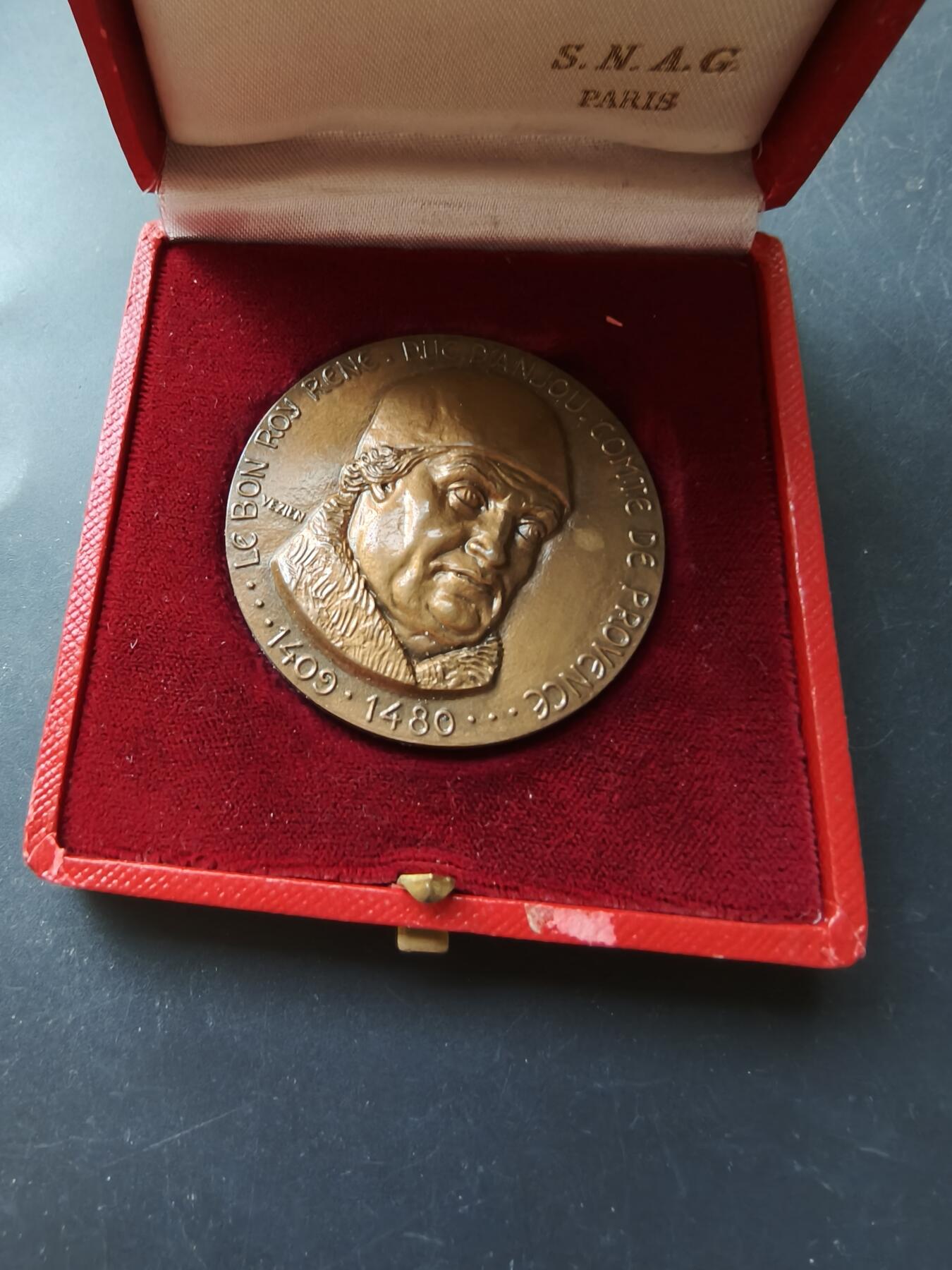 老王徽章第192期 法国普罗旺斯艾克斯城大铜章      原盒     正面为“善良王”勒内一世      普罗旺斯艾克斯为勒内一世的出生地和统治中心      直径50mm    重量91.1g     高浮雕