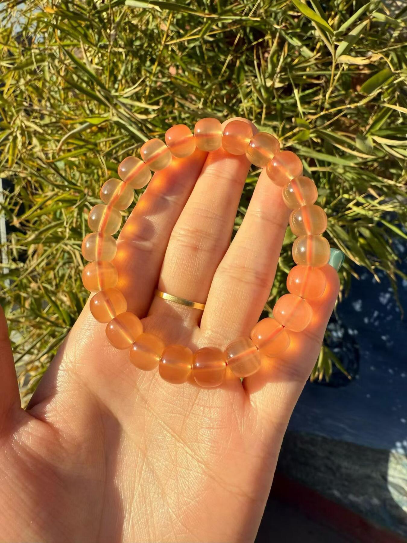 鱼惊石精品 ： 三个多月才等到一件精品手串，一颗鱼惊石只能开出一粒珠子，最有灵性的活玉，青鱼石又称黑鲩(huàn)石、鱼惊石、鱼精石、鱼枕石，为青鱼枕骨下方咽喉部一处，用来辅助压碎螺蛳等硬质食物的角质增生。 其色红嫩，其形如心，干透后坚硬如石，晶莹剔透，如翠似玉， 尺寸10.4x8.9mm 重16.6克