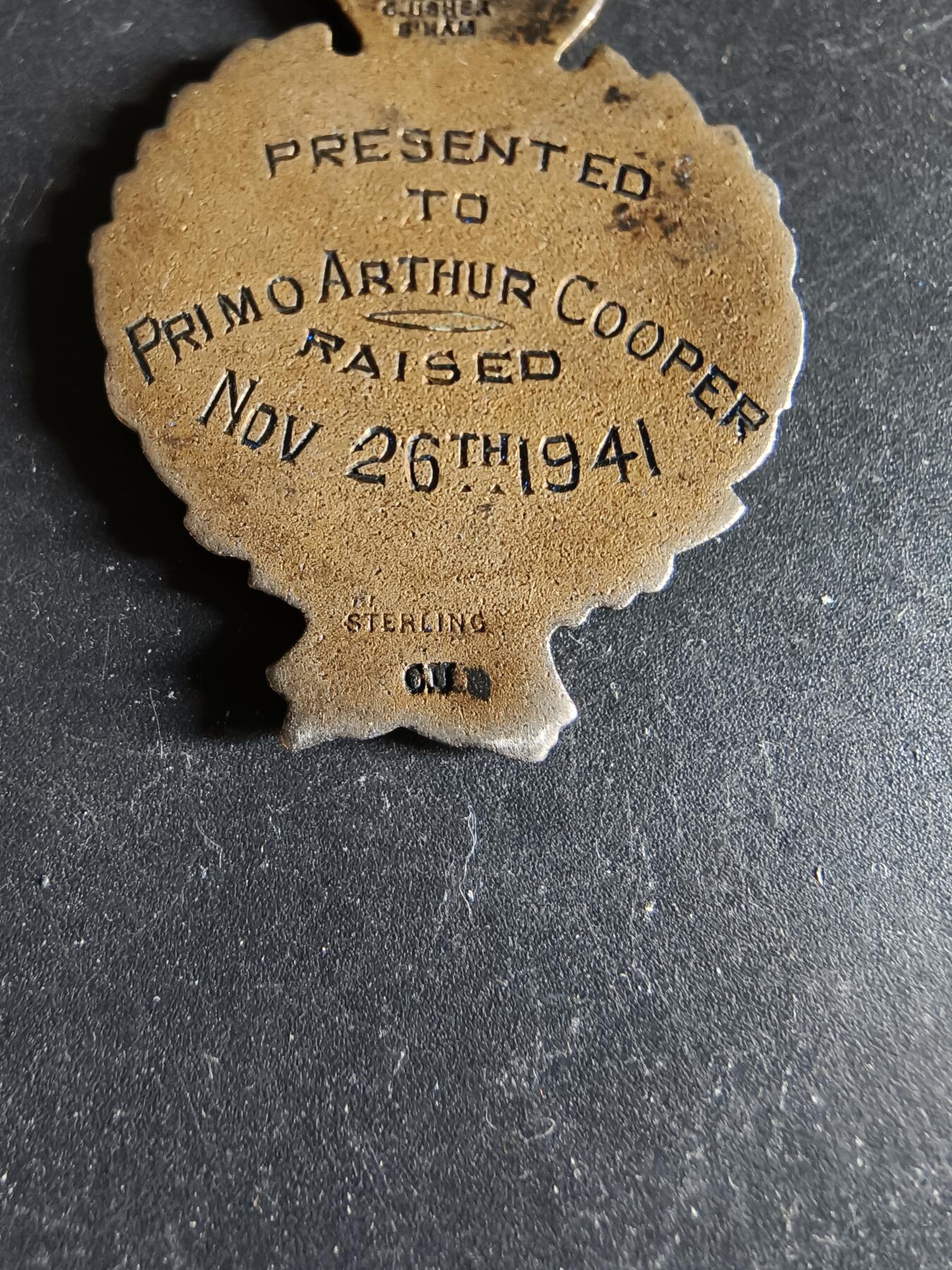 老王徽章第192期 英国皇家野牛兄弟会奖章     925银镀金珐琅     早期手刻铭文      21.2g