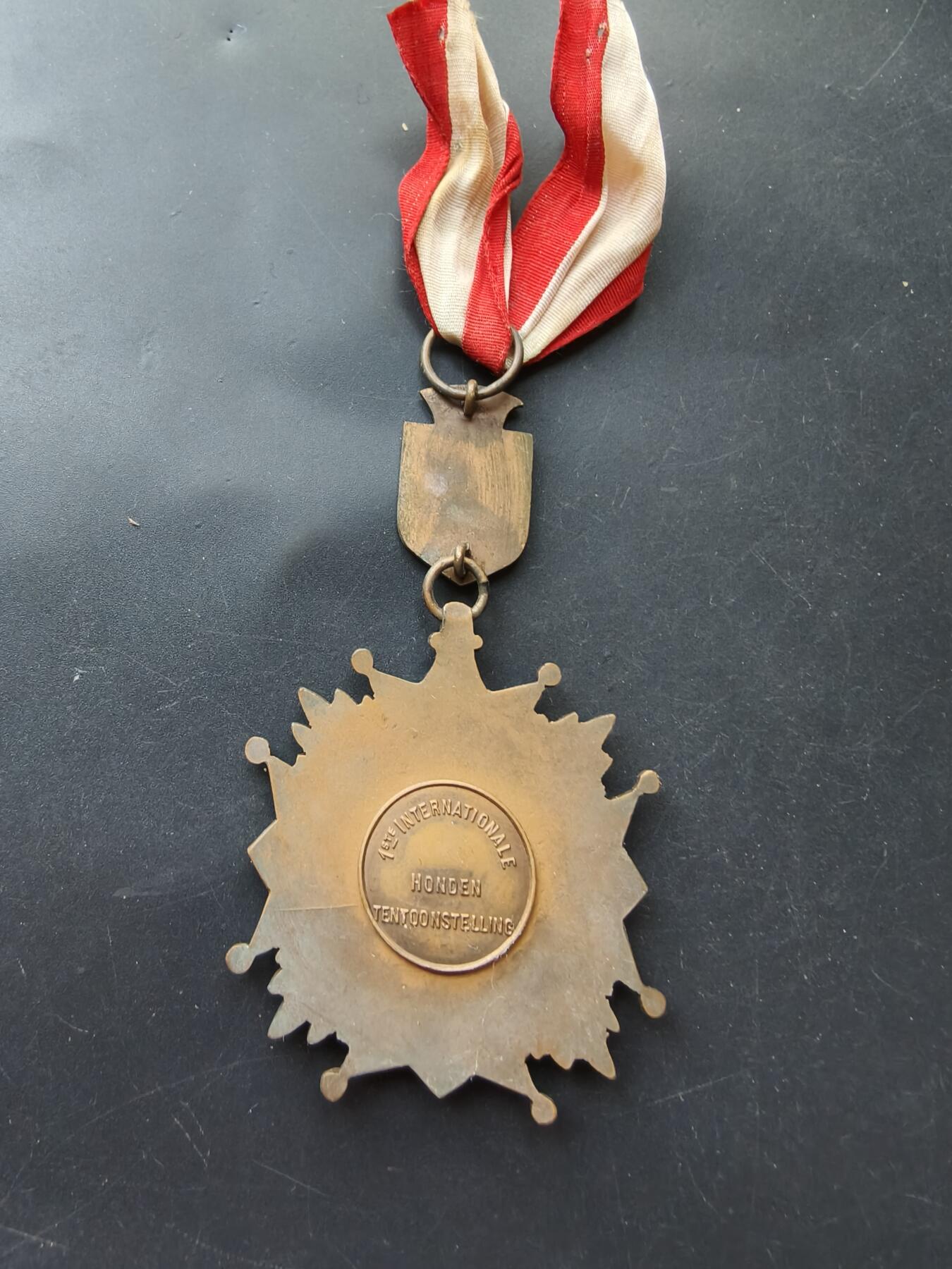 老王徽章第192期 比利时安特卫普猎犬俱乐部国际展纪念章