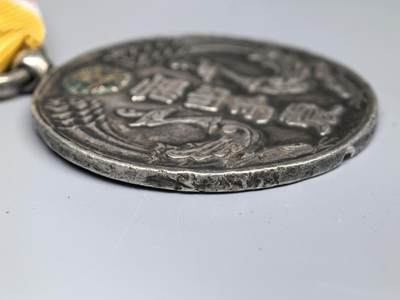 小驴勋章奖章收藏4月18日周六晚六点拍卖（珍爱和平，收藏战争，铭记历史，勿忘国耻，忠党爱国。有偿代拍，送拍规则在简介最后，参拍须阅读规则后再参拍，关系到运费包装发货时效真假辨别等关键信息，拍卖时不再发原图，看大图店主微信码在拍卖店铺介绍里或者找我要） 大典纪念章，银质，绶带为现代工艺品