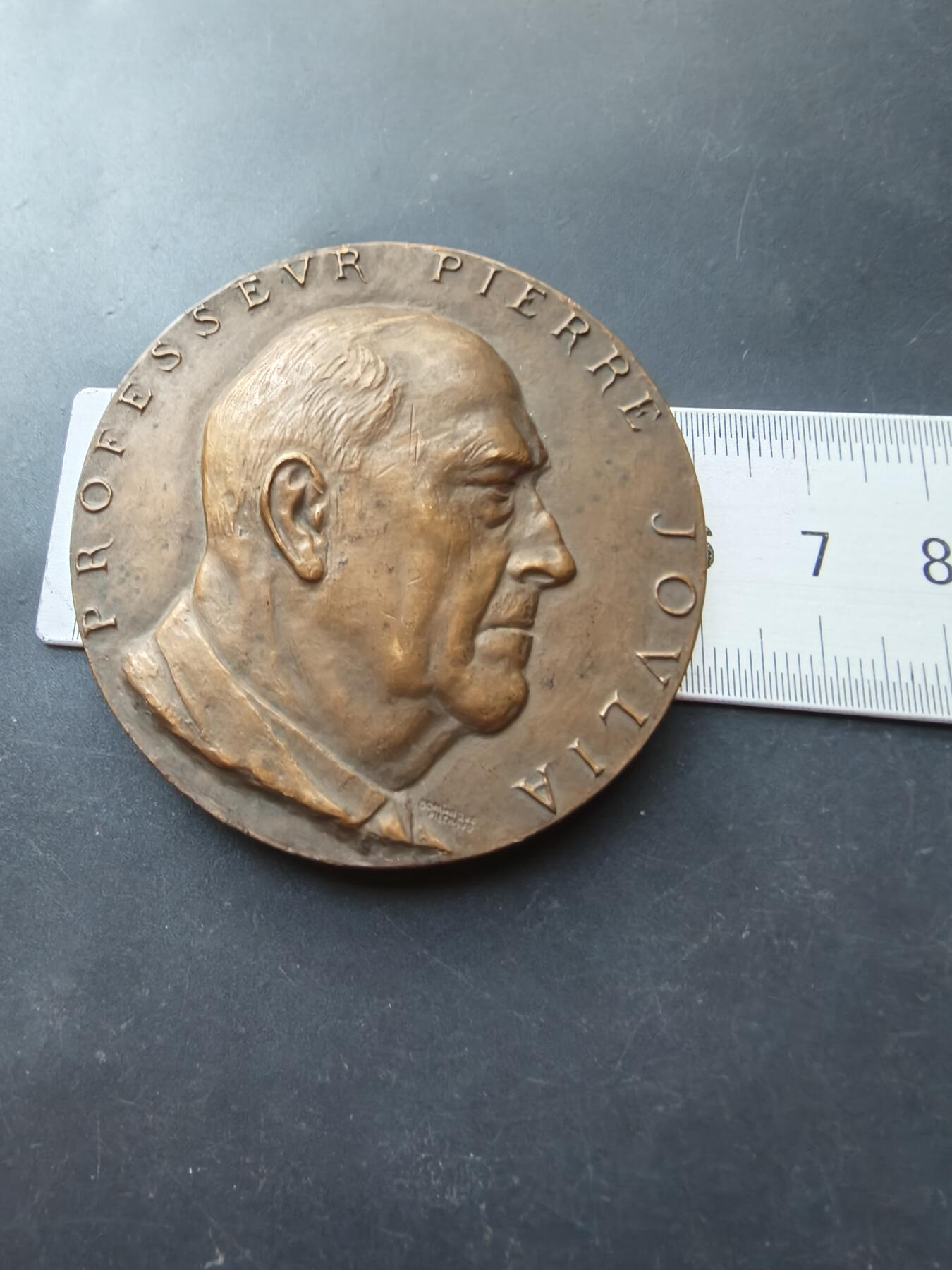 老王徽章第192期 法国波尔多大学医学院著名教授皮埃尔·乔维亚大铜章       高浮雕       直径60mm     重量110.9g