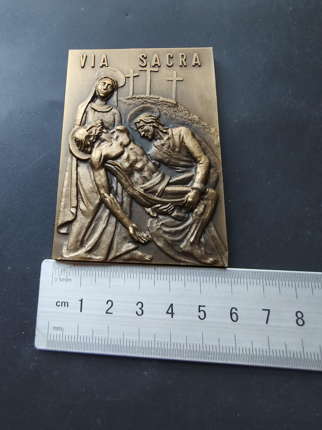 老王徽章第192期 葡萄牙天主教“苦路”第十四站——安放圣墓方形大铜章     该章编号76共480枚      尺寸85×60mm     重量238.2g