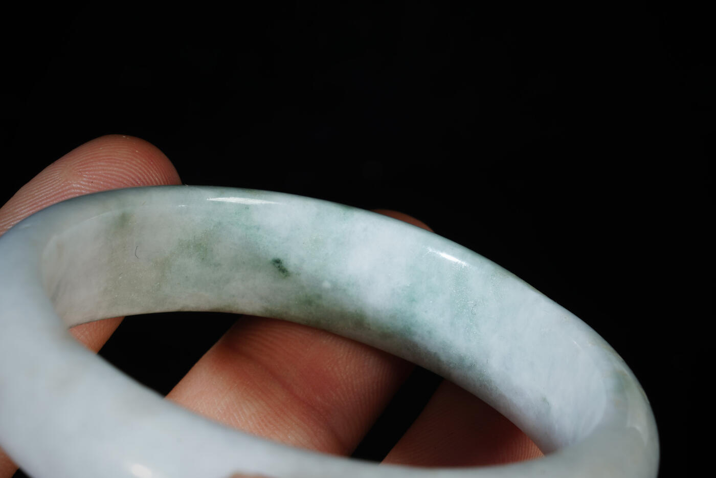 上海都达杂项专场八十一【全场包邮】  天然冰糯种飘绿翡翠（A货）手镯 附鉴定证书