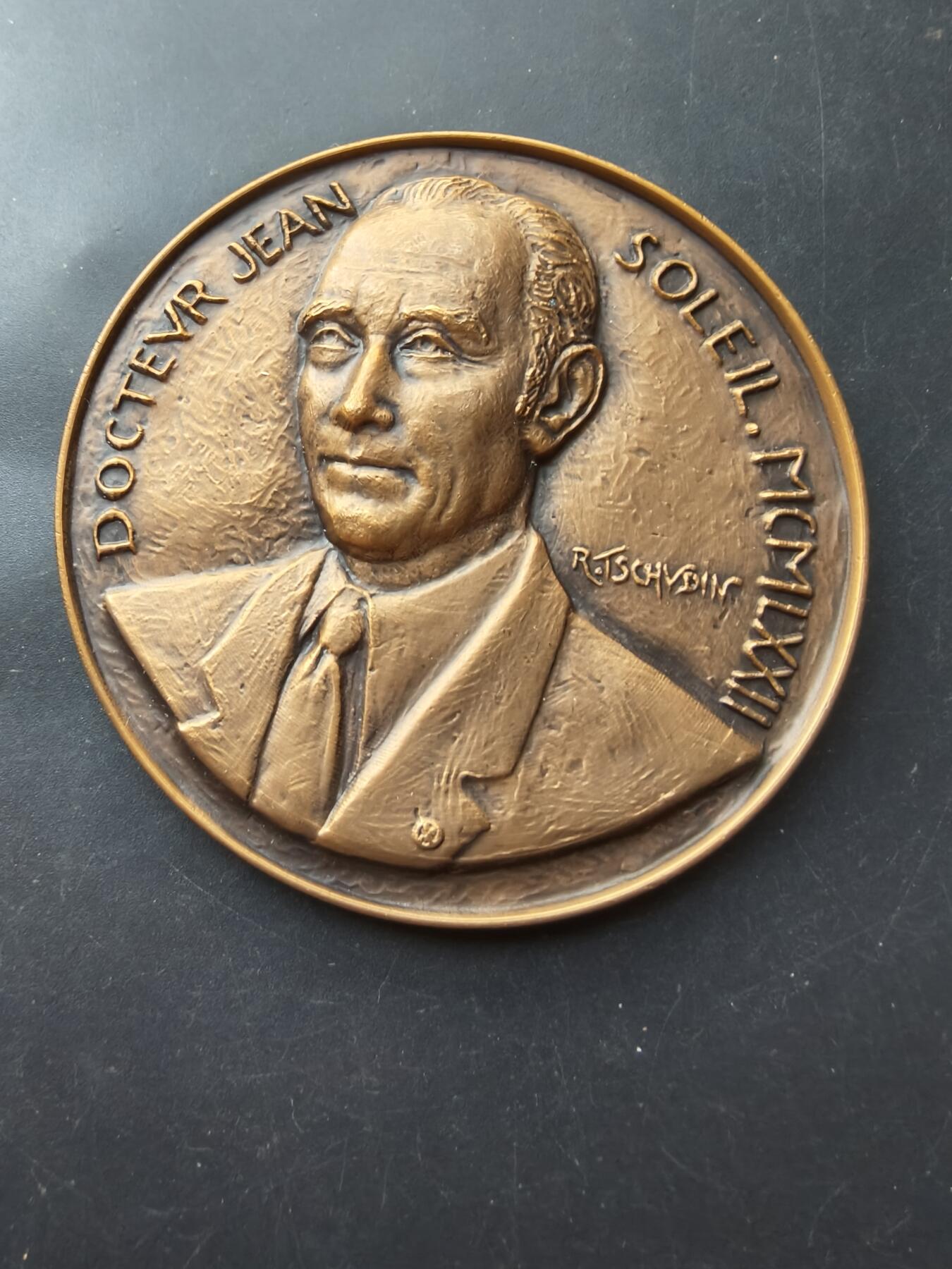 老王徽章第192期 法国口腔颌面外科著名医生让·索莱伊博士大铜章     原盒       高浮雕      直径80mm     重量210.9g