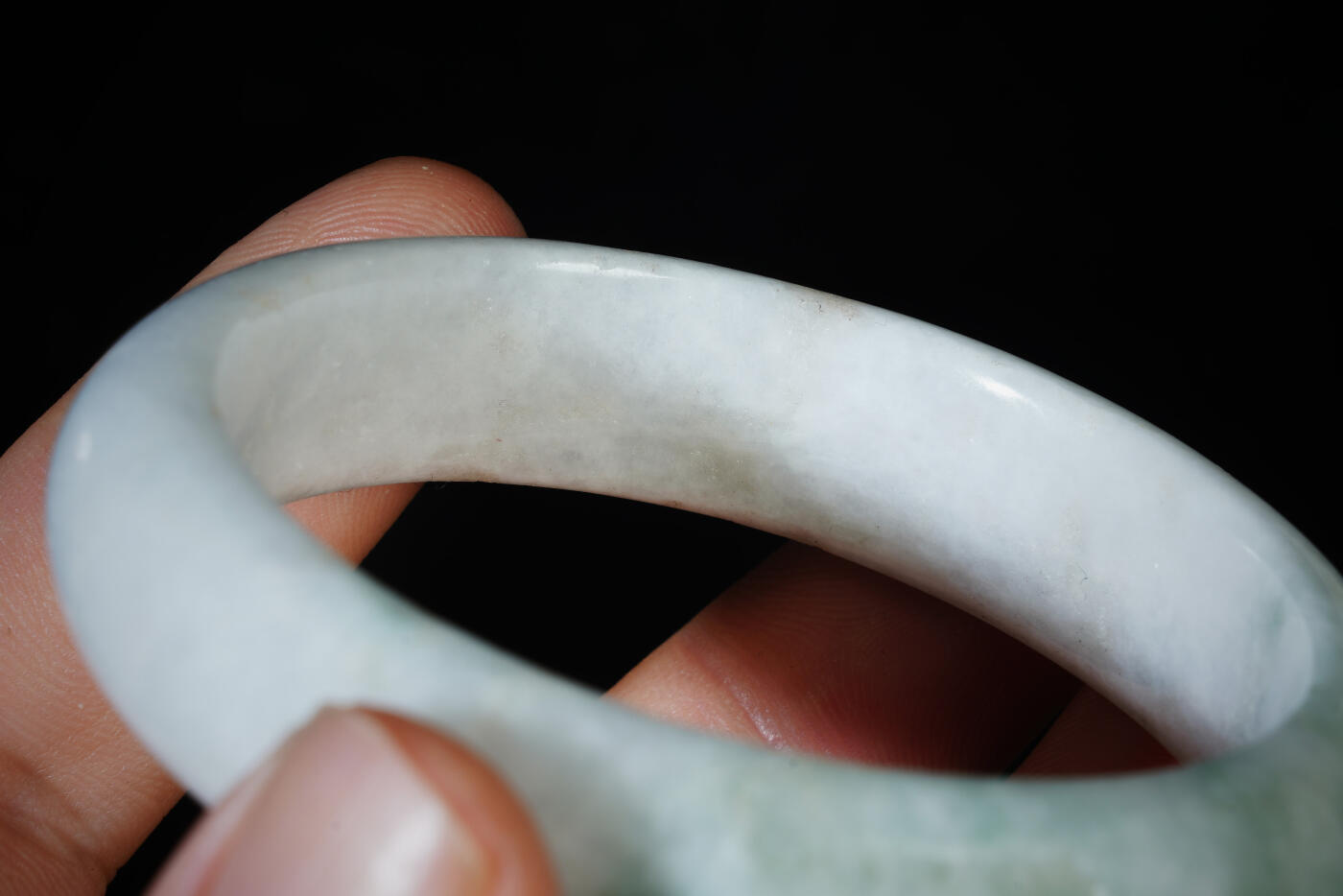 上海都达杂项专场八十一【全场包邮】  天然冰糯种飘绿翡翠（A货）手镯 附鉴定证书