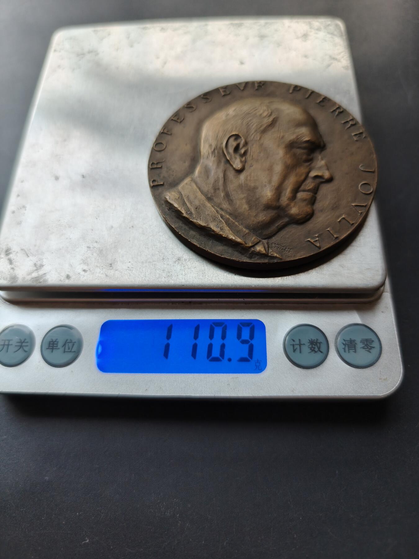 老王徽章第192期 法国波尔多大学医学院著名教授皮埃尔·乔维亚大铜章       高浮雕       直径60mm     重量110.9g