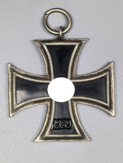 小驴勋章奖章收藏4月18日周六晚六点拍卖（珍爱和平，收藏战争，铭记历史，勿忘国耻，忠党爱国。有偿代拍，送拍规则在简介最后，参拍须阅读规则后再参拍，关系到运费包装发货时效真假辨别等关键信息，拍卖时不再发原图，看大图店主微信码在拍卖店铺介绍里或者找我要） 得三辛克尔版二铁EKII，核心黑漆，核心有凹陷，Paul Meybauer Berlin厂制作（7厂），