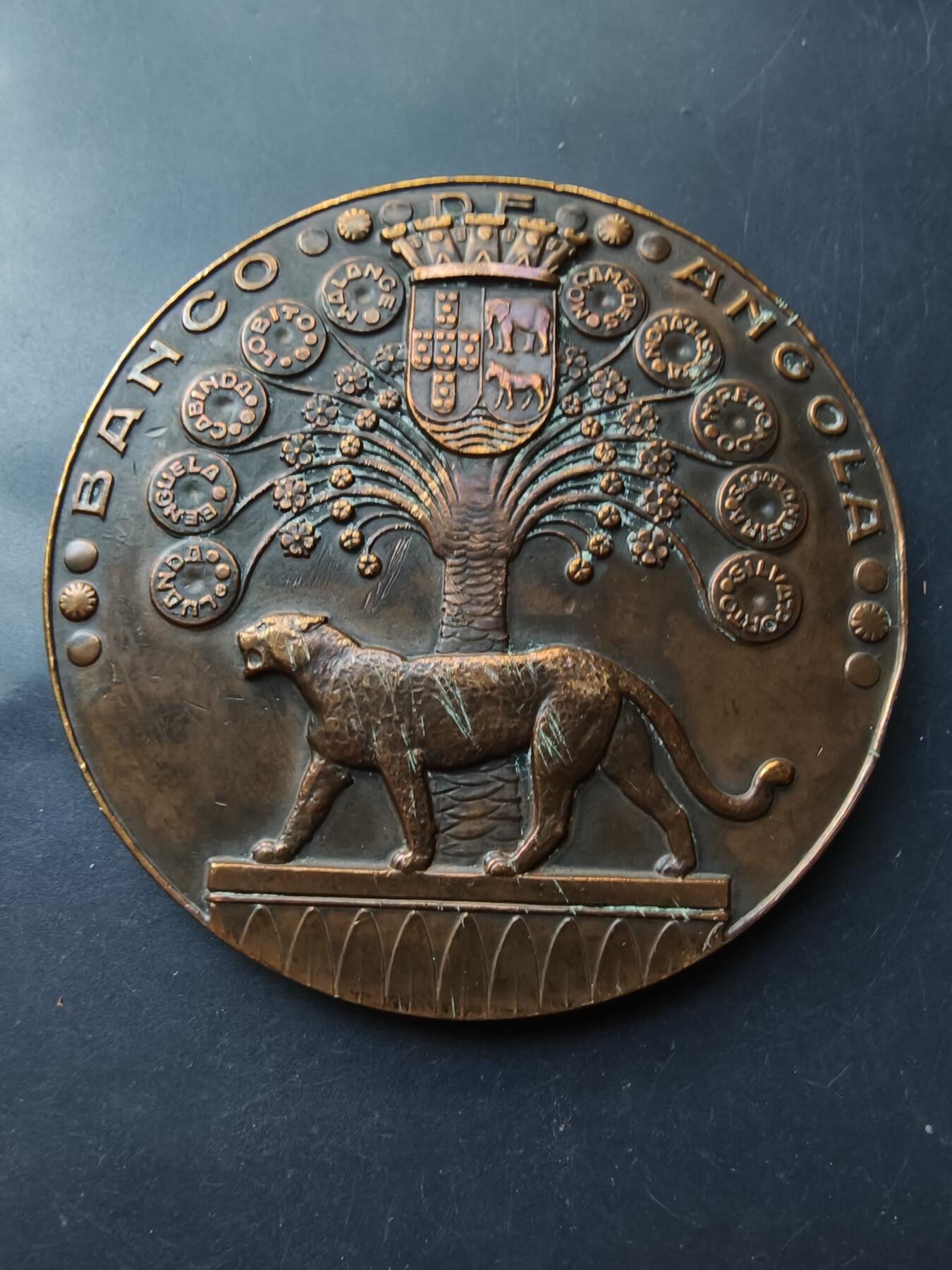 老王徽章第192期 葡萄牙安哥拉银行25周年大铜章      发行于1951年葡萄牙殖民时期      直径85mm      重量329.3g