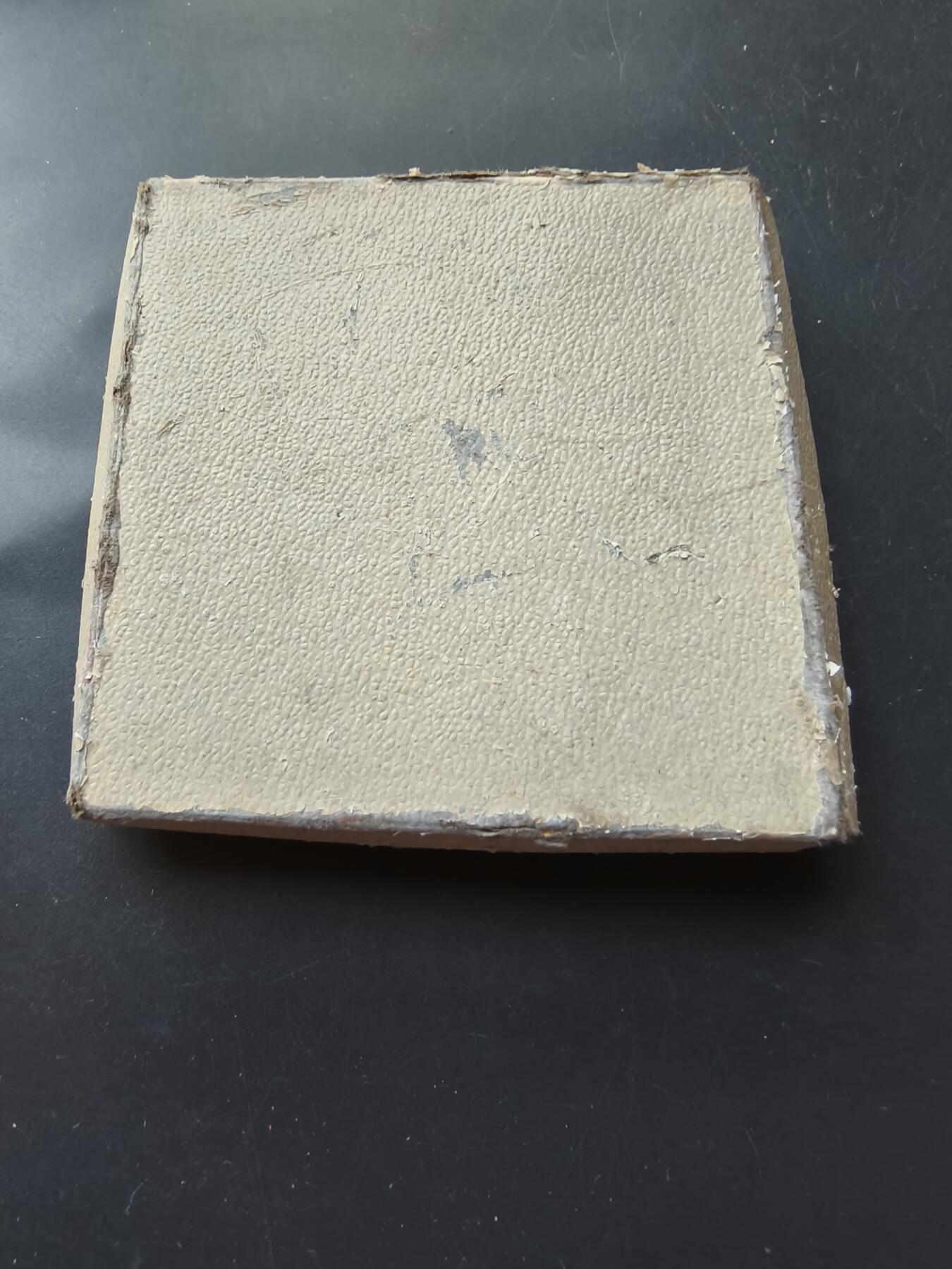 老王徽章第192期 芬兰知名电力公司Finncell成立50周年大铜章      高浮雕     原盒    直径70mm     重量209g           Finncell是芬兰历史悠久的电力/能源企业，1918年芬兰独立同年成立，是芬兰国家能源体系的核心企业之一。1968年的50周年纪念章，是芬兰工业现代化的重要见证。 