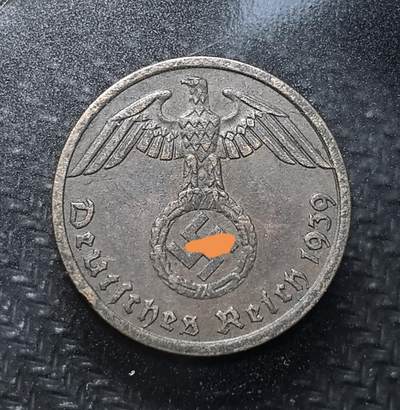 外国优质老铜币纪念币银币专场，周六晚上九点倒数截拍，满百包邮，周日发货,可寄存半年，喜欢朋友微信扫描二维码可直接参拍 - 德国1939年1帝国芬尼A版。正面铸有鹰徽与万字符号，背面为面值与橡叶，是二战时期德国的流通货币，是希特政权的历史实物遗存。