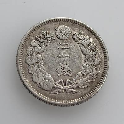 外国优质老铜币纪念币银币专场，周六晚上九点倒数截拍，满百包邮，周日发货,可寄存半年，喜欢朋友微信扫描二维码可直接参拍 - 明治三十九年（1906 年）日本旭日纹 20 钱银币，属明治晚期标准银辅币，正面旭日纹、背面菊纹与桐叶，是日本经济快速扩张时期的流通货币。