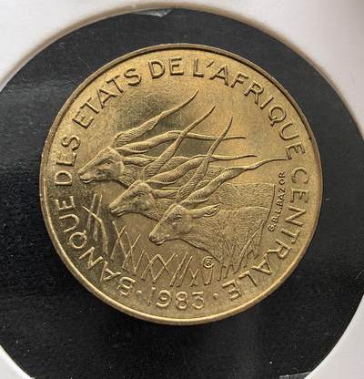 外国优质老铜币纪念币银币专场，周六晚上九点倒数截拍，满百包邮，节前出差在外，5月3日统一发货,可寄存半年，喜欢朋友微信扫描二维码可直接参拍 - 中非金融合作法郎（中非法郎）1983 年版 10 法郎铜币，由中非国家银行发行，正面为三只大捻角羚，背面环绕热带作物，是法属中非共同体的流通辅币，见证了非洲法郎区的货币历史。