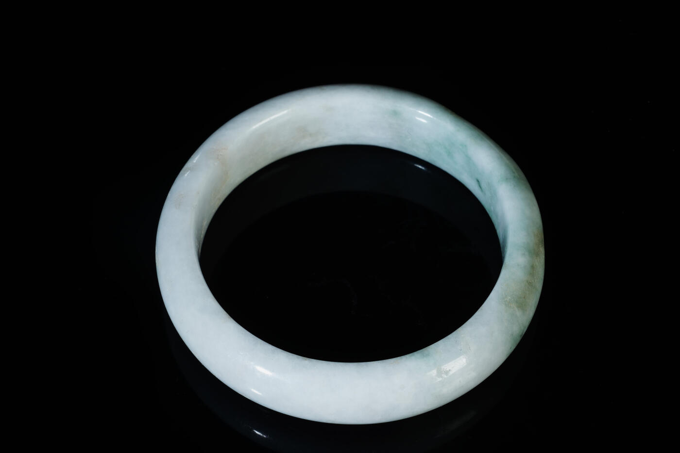 上海都达杂项专场八十一【全场包邮】  天然冰糯种飘绿翡翠（A货）手镯 附鉴定证书