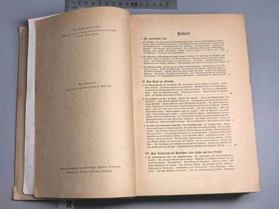 小驴勋章奖章收藏4月18日周六晚六点拍卖（珍爱和平，收藏战争，铭记历史，勿忘国耻，忠党爱国。有偿代拍，送拍规则在简介最后，参拍须阅读规则后再参拍，关系到运费包装发货时效真假辨别等关键信息，拍卖时不再发原图，看大图店主微信码在拍卖店铺介绍里或者找我要） 德国历史从德国早期到现代 二战德国1942年莱比锡乔治出版 有多张照片绘画地图 书本厚重 德文原版