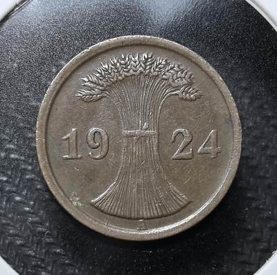 外国优质老铜币纪念币银币专场，周六晚上九点倒数截拍，满百包邮，周日发货,可寄存半年，喜欢朋友微信扫描二维码可直接参拍 - 魏玛德国1924年2帝国芬尼铜币。正面刻 “DEUTSCHES REICH”（德意志帝国）与面值，背面为麦穗束，见证战后魏玛共和国稳定货币的尝试，是德国近代货币史的重要遗存。