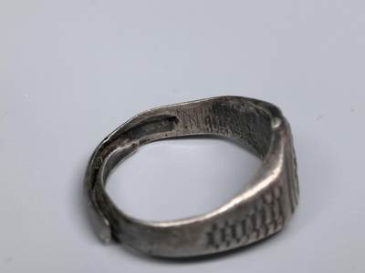 小驴勋章奖章收藏4月18日周六晚六点拍卖（珍爱和平，收藏战争，铭记历史，勿忘国耻，忠党爱国。有偿代拍，送拍规则在简介最后，参拍须阅读规则后再参拍，关系到运费包装发货时效真假辨别等关键信息，拍卖时不再发原图，看大图店主微信码在拍卖店铺介绍里或者找我要） 民末到建国初的钟表形戒指 打标纹银