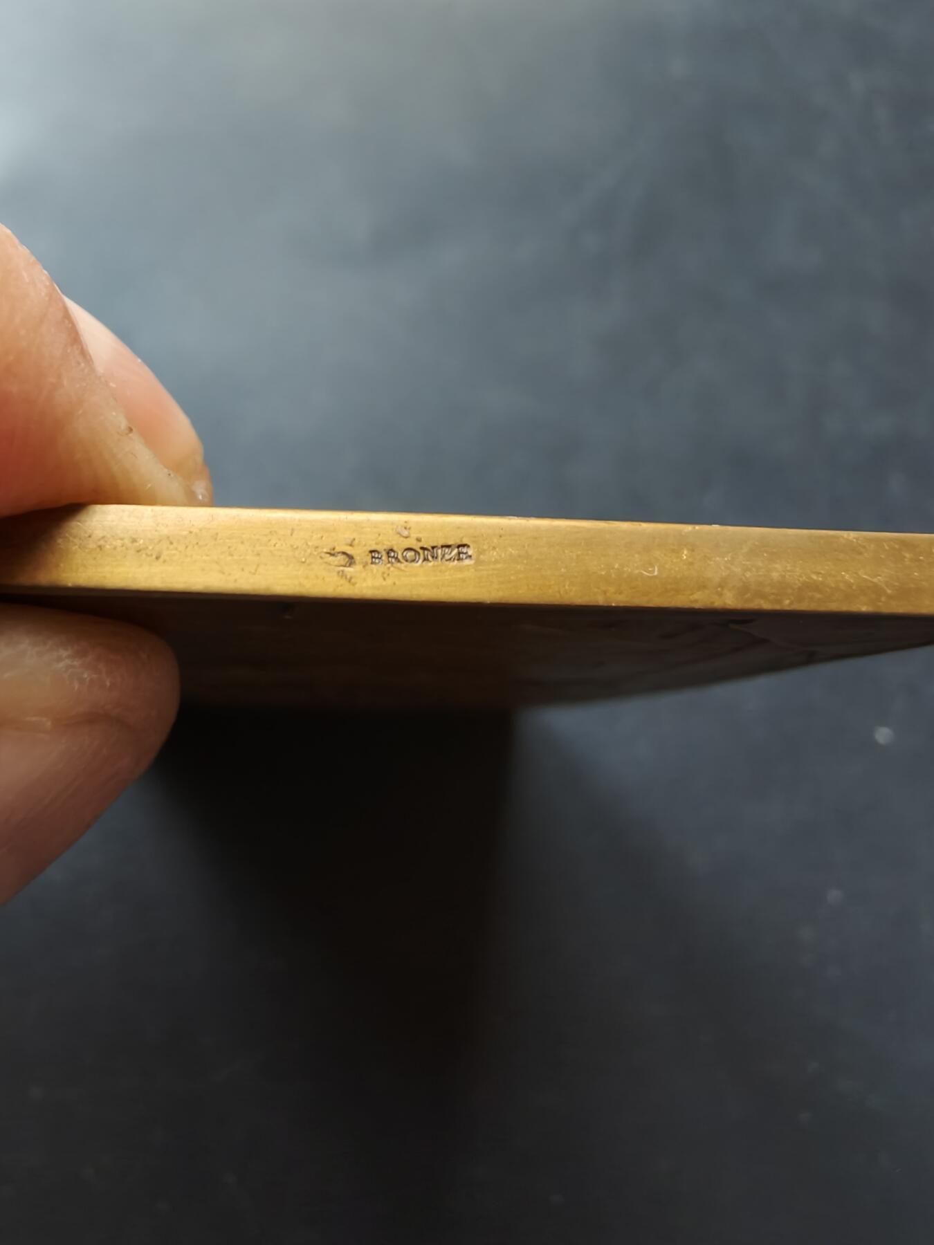 老王徽章第192期 法国大学教育成就方形大铜章      尺寸76×46mm     重量113.2g