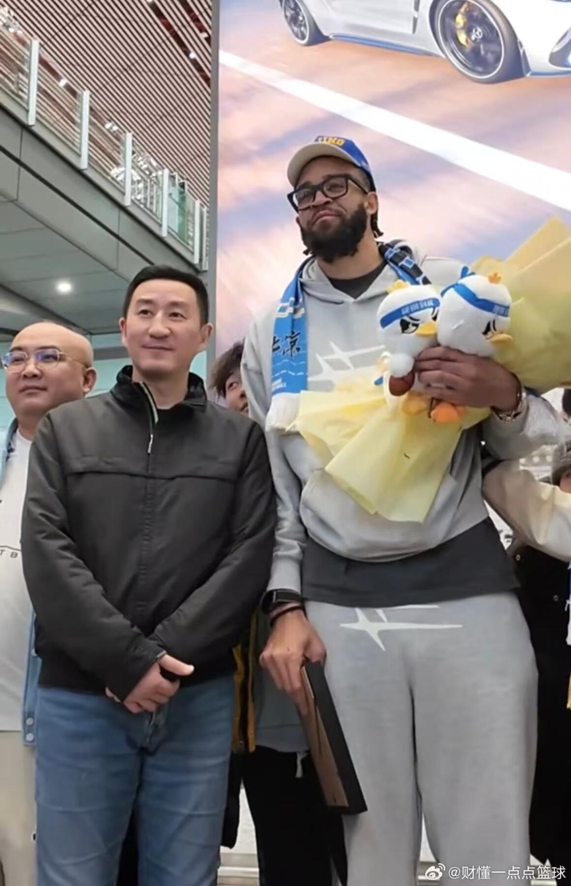 零元拍：北京北汽男篮内线双塔周琦和贾维尔·麦基双签北京首钢篮球俱乐部官方球衣徽章收藏礼盒！