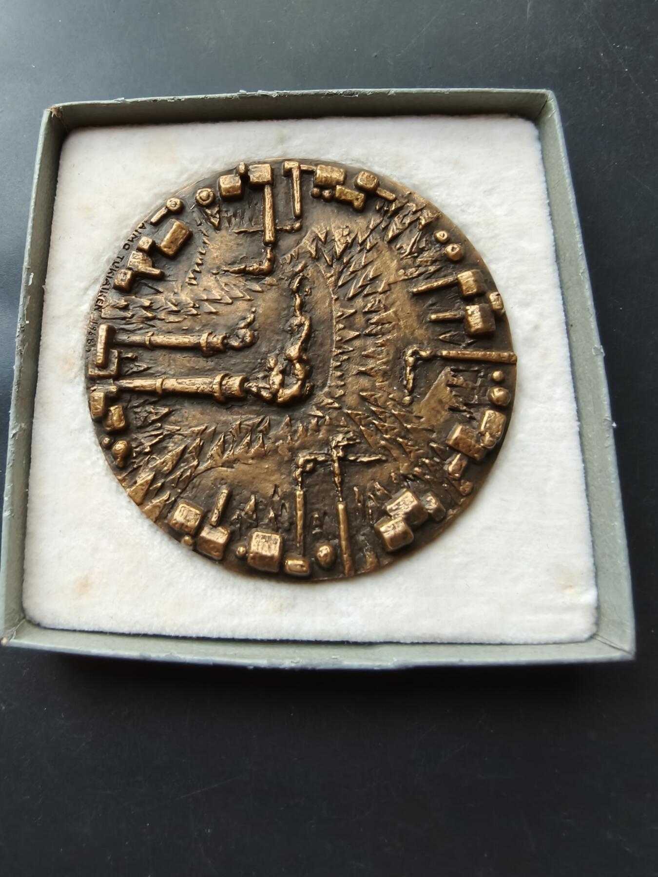 老王徽章第192期 芬兰知名电力公司Finncell成立50周年大铜章      高浮雕     原盒    直径70mm     重量209g           Finncell是芬兰历史悠久的电力/能源企业，1918年芬兰独立同年成立，是芬兰国家能源体系的核心企业之一。1968年的50周年纪念章，是芬兰工业现代化的重要见证。 