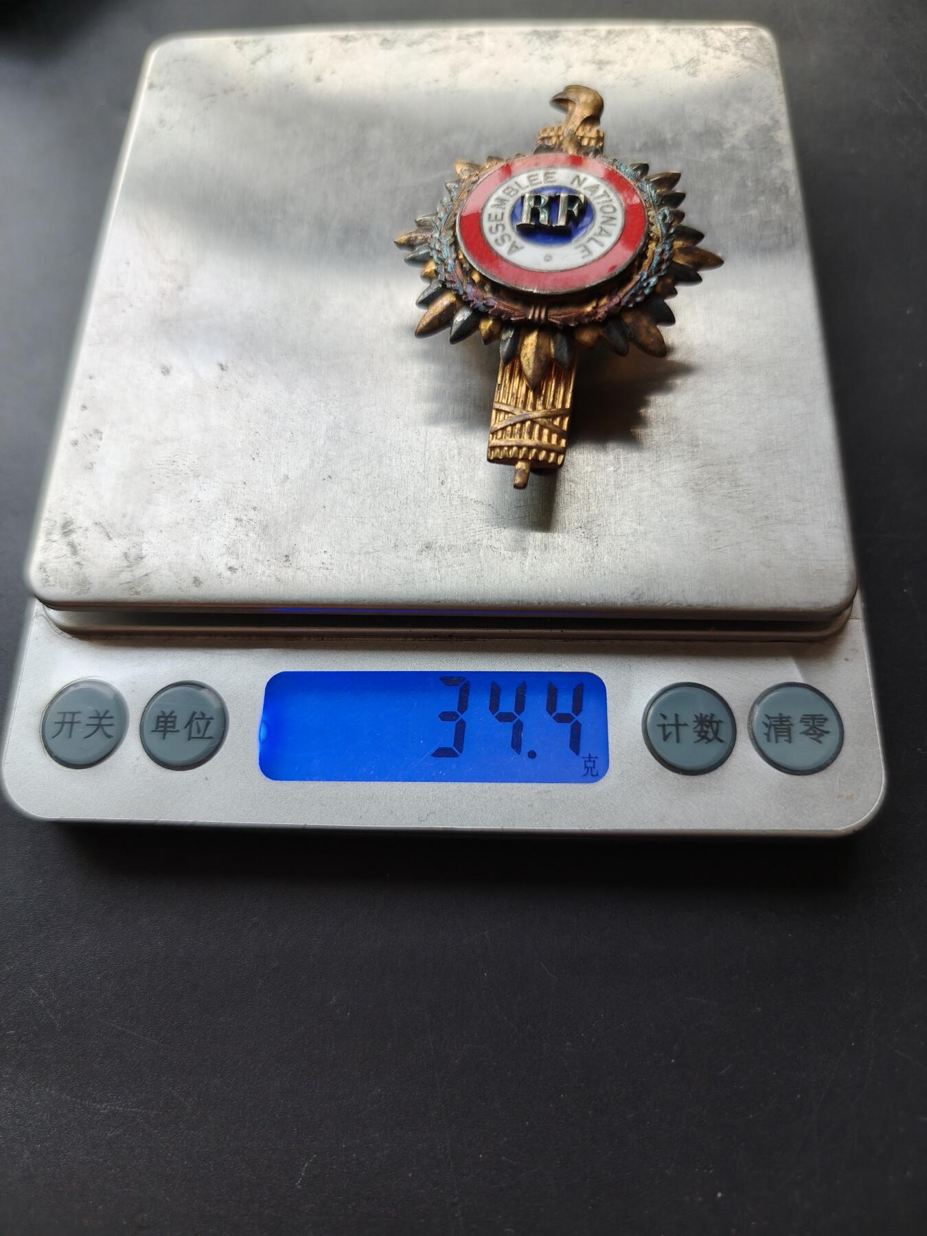 老王徽章第192期 法国国民议会议员证章      螃蟹银标     银镀金珐琅      34.4g