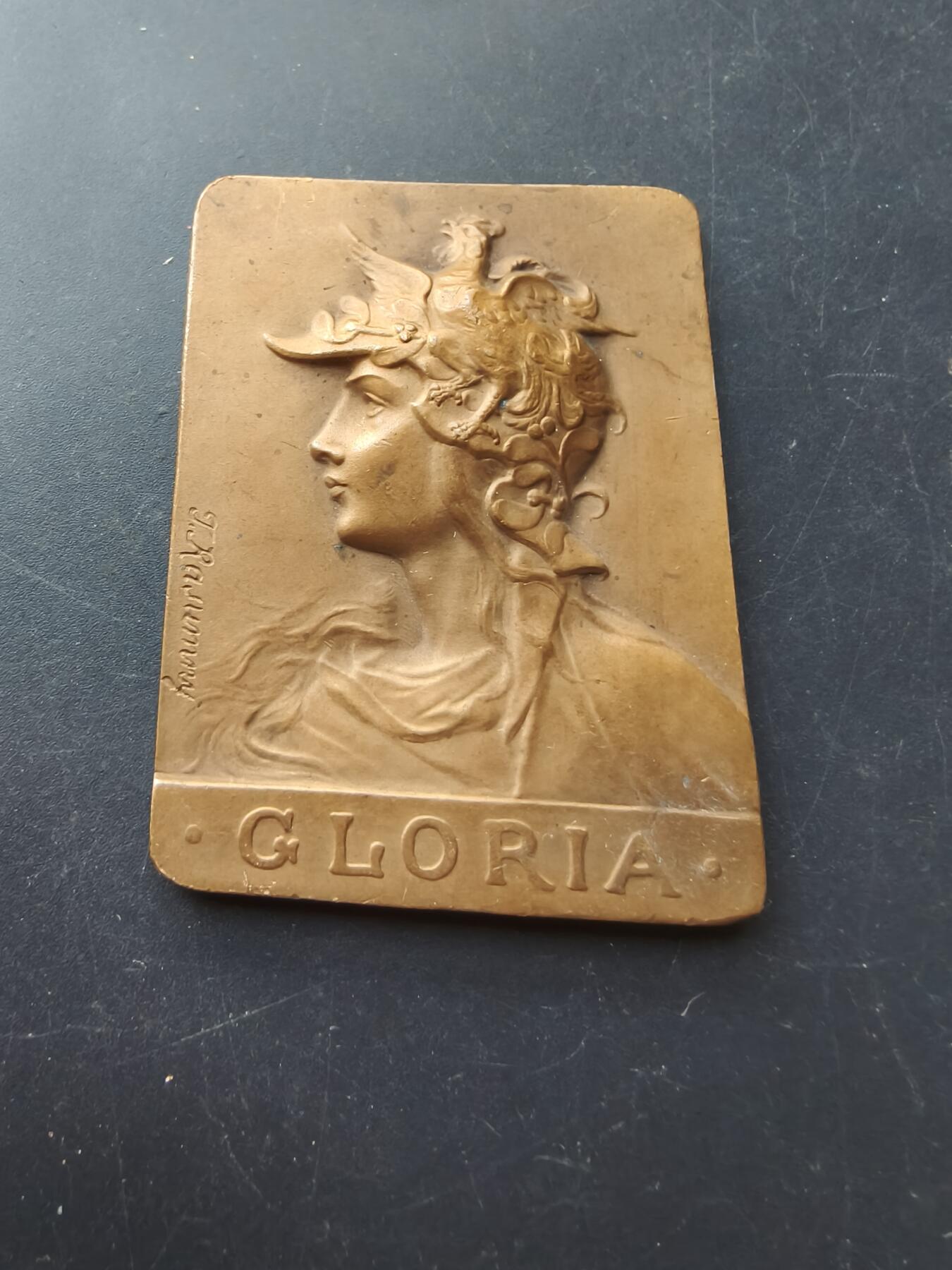 老王徽章第192期 法国护卫犬与警犬爱好者联合会1913年巴黎竞赛方形大铜章      正面为公鸡头玛丽安娜      大师Rasmuny作品      尺寸45×60mm     重量70.6g